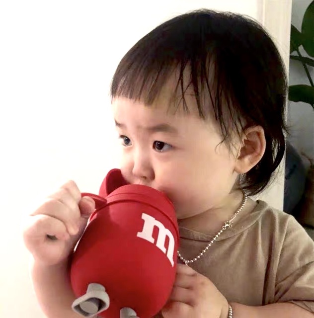 Bình nước cho bé phiên bản kẹo M&M