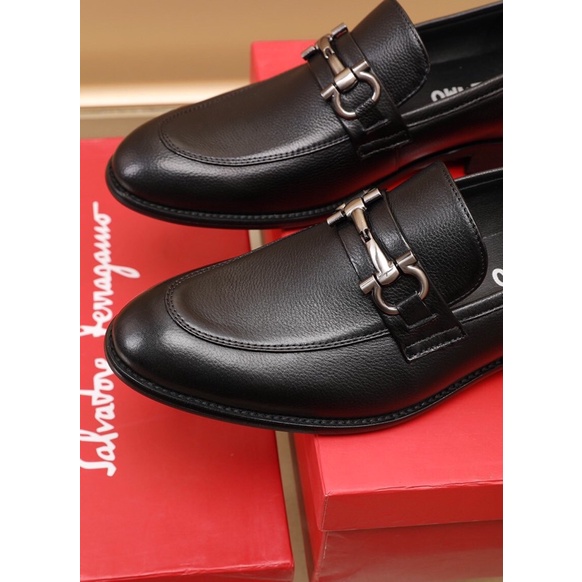 Giày tây lười công sở cao cấp thương hiệu Salvatore Ferragamo da thật màu đen trơn lịch lãm cho nam