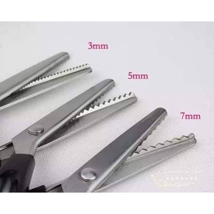 Kéo răng cưa, kéo răng bầu, kéo lượn sóng 18mm loại tốt có hộp, chuyên cắt vải, xốp, giấy