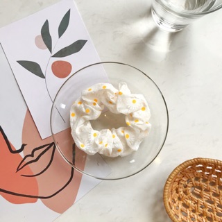 Dây cột tóc hoa cúc trắng Scrunchies