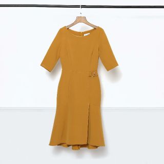 Đầm midi dáng xòe xẻ tà