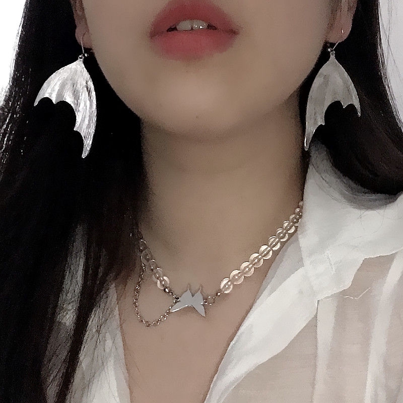 Vòng cổ bằng thép titanium xỏ hạt pha lê trong suốt gắn mặt bướm thời trang