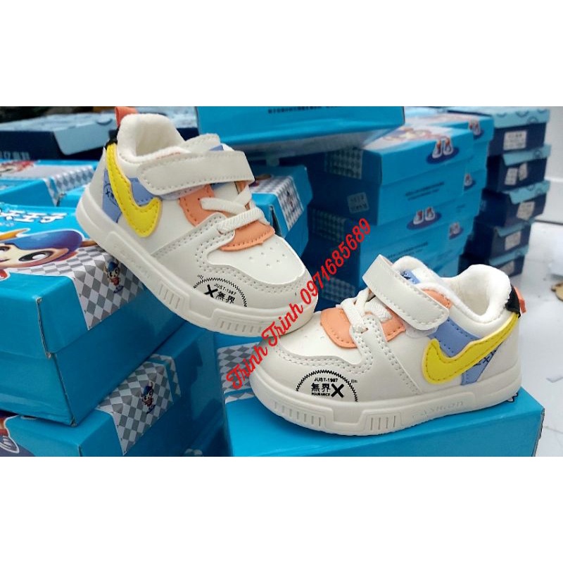 Giày thể thao cho bé