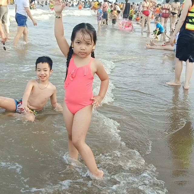 Com bo 2 bộ đồ tắm của bé gái, tặng kèm 2 đôi dép công chuad dễ thương