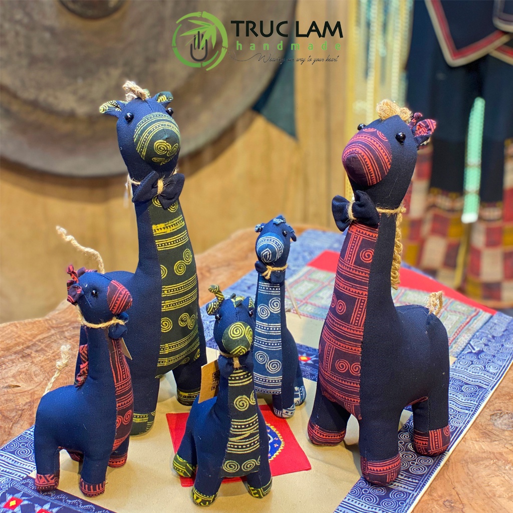 Đồ Chơi Cho Bé Thú Nhồi Bông Hình Con Hươu Cao Cổ Vải Thổ Cấm Sáp Ong Bông Gòn Cao Cấp – Trúc Lâm Handmade