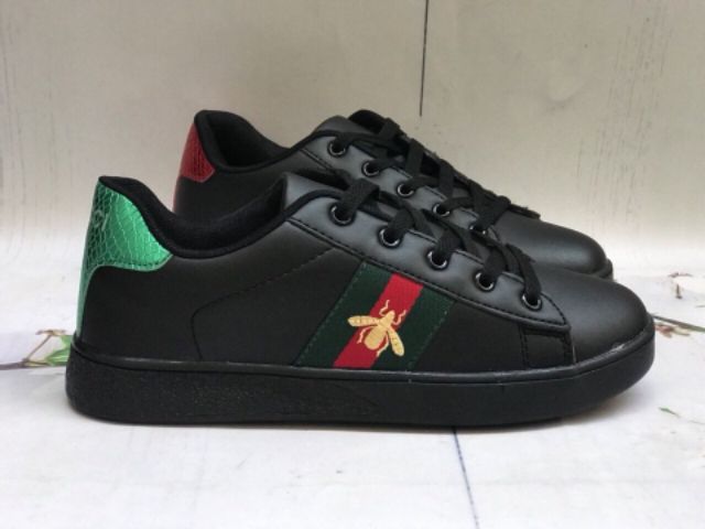 Giày thể thao con ong