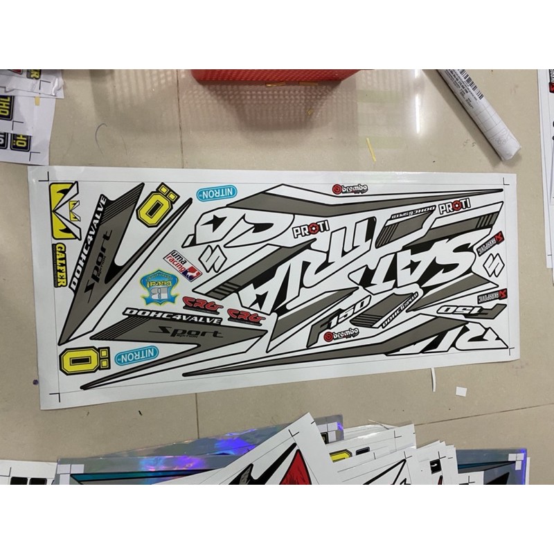 Tem chế Satria Fi dán xe đen