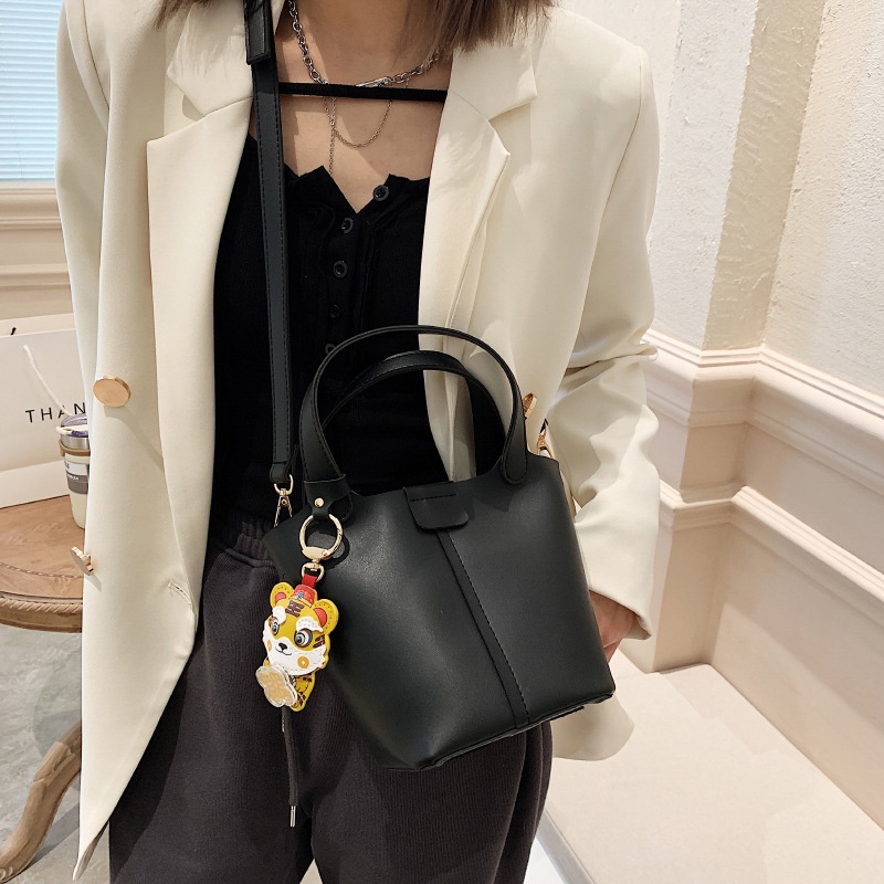 Túi đeo vai IELGY dáng xô đơn giản thời trang cho nữ