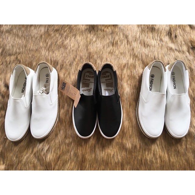 Giày slip-on da đang sale rất khủng 50% đấy mọi người ơi. Giá từ 6xx xuống chỉ còn 270k thoai ạ. Sale mạnh nào bà con ơi