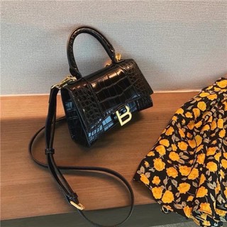 Túi Đeo Chéo Da Rắn Chữ B