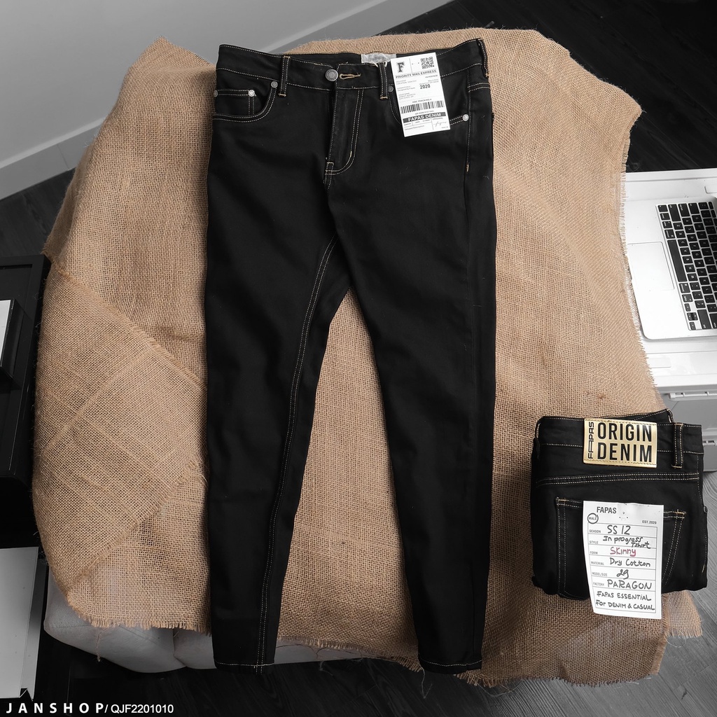 Quần Jeans Form Skinnt Đen Nổi Bật Bởi Tag Da Vàng Cùng Đường Chỉ Vàng Độc Lạ