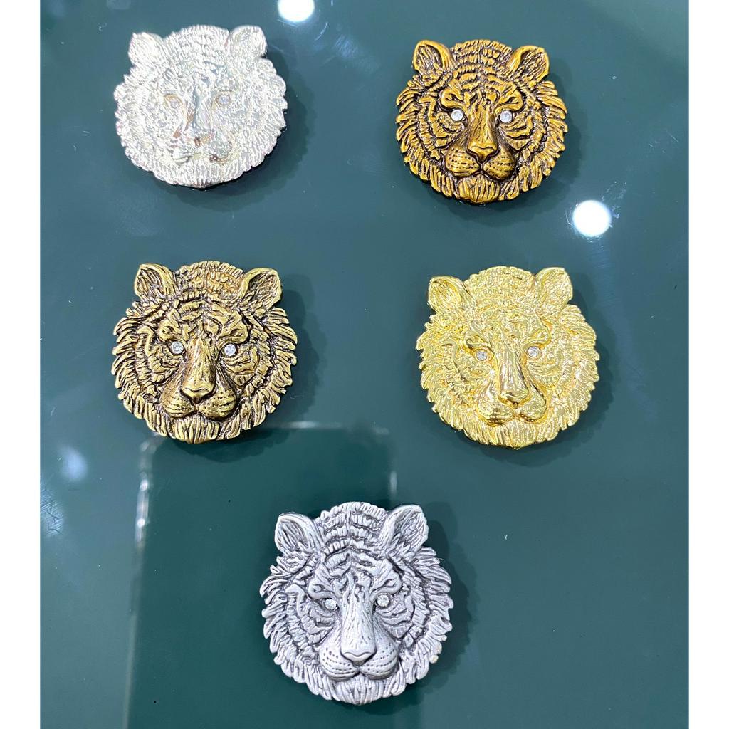 Emblem mặt hổ đính đá