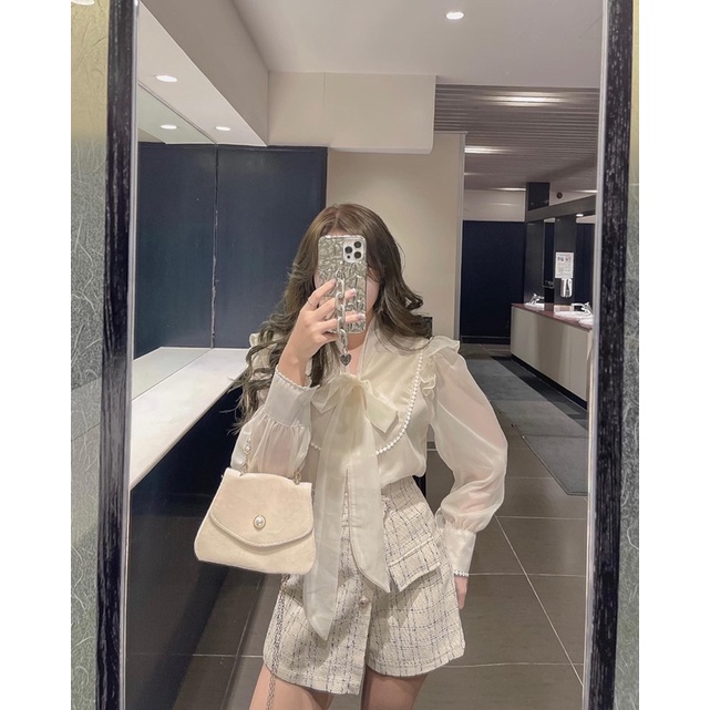 Sơmi voan cổ nơ viền hoa + chân váy nhung đen | BigBuy360 - bigbuy360.vn