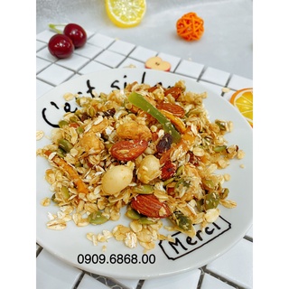 Granola giảm cân, ăn kiêng với các loại hạt dinh dưỡng, trái cây và yến mạch.