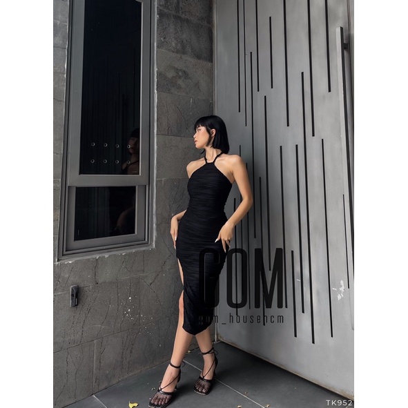 Đầm cổ yếm xẻ tà