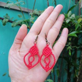 Hoa tai họa tiết lạ
