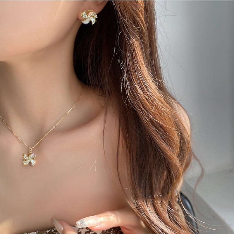 Vòng cổ mặt hình cối xay gió 2021