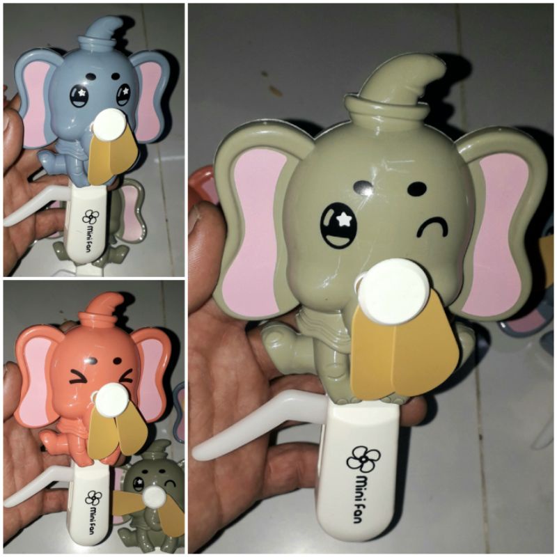 Một chiếc quạt bóp tay bằng nhựa hình chú voi rất đẹp