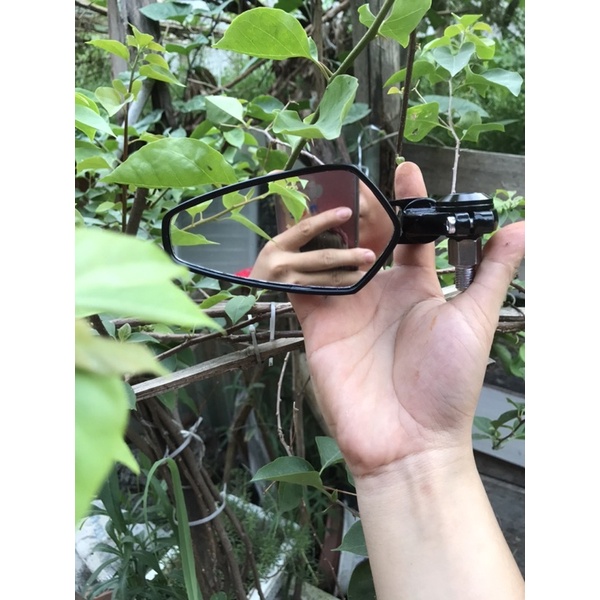 Gương gù mặt kính trắng gắn được chân gương và tay lái các dòng xe