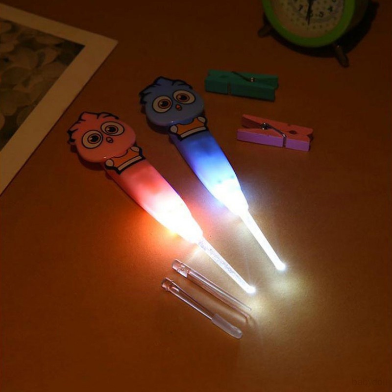 Dụng Cụ Lấy Ráy Tai Có Đèn Dạ Quang Hình Hoạt Hình Dễ Thương Cho Bé