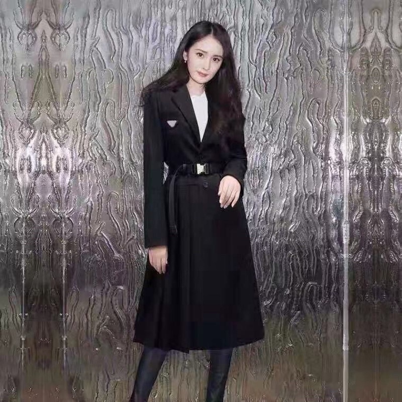 Áo măng tô Prada phong cách logo kim loại hình tam giác thắt lưng khoá an toàn trên ngực eo và áo khoác dài tay xếp ly