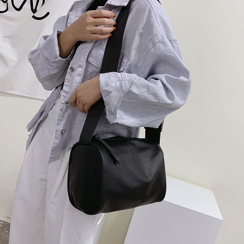 Túi trống đeo chéo đeo vai trơn màu đen dáng cơ bản unisex dành cho nam và nữ