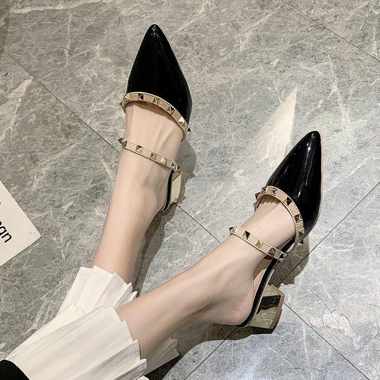 Giày sục cao gót da bóng quai chéo tán đinh gót vuông 3,5p