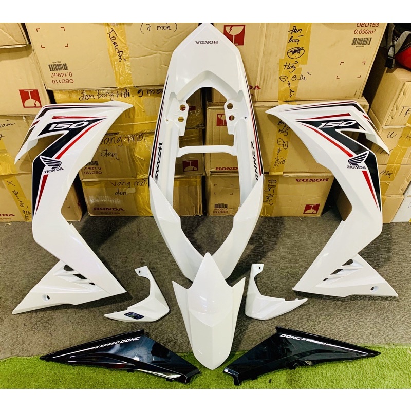 Dàn áo winner v1 màu trắng đen có 2 phiên bản tem đời củ và đời mới .