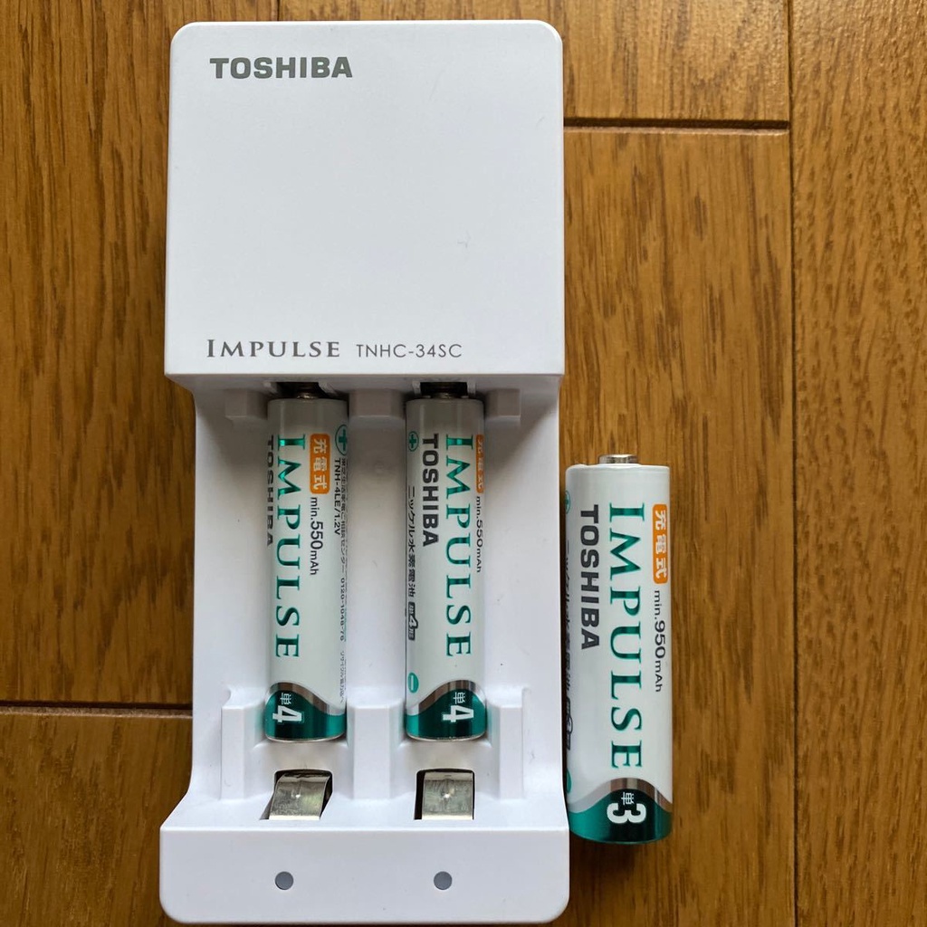 Box sạc TOSHIBA impulse TNHC-34SC mini 2 khe sạc cho pin AA và AAA - dành cho thị trường nội địa (trắng)