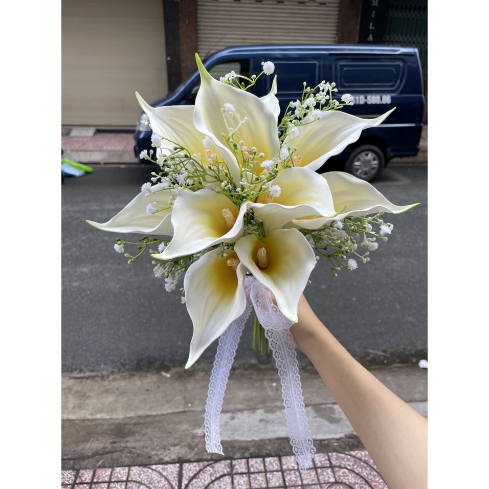 Hoa cầm tay cô dâu phối hoa bi