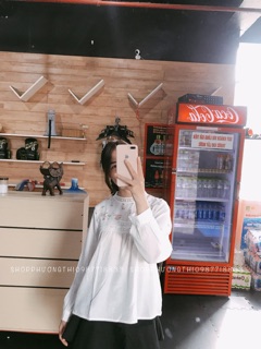 Áo sơ mi ren hoa ngực