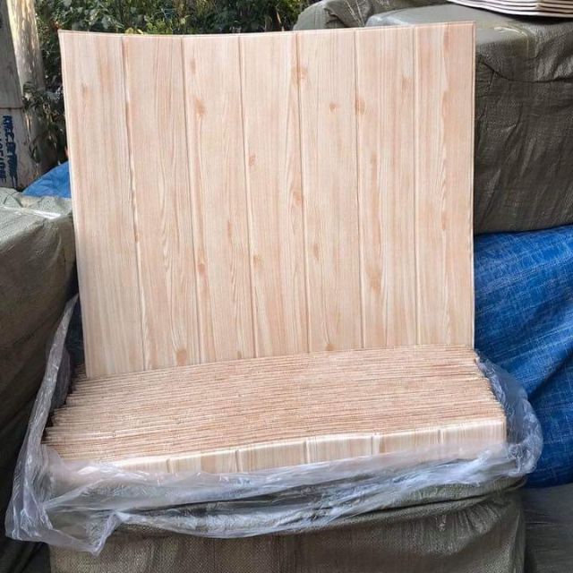 Xốp dán tường giả gỗ  kích thươc 70*77 cm*4mm