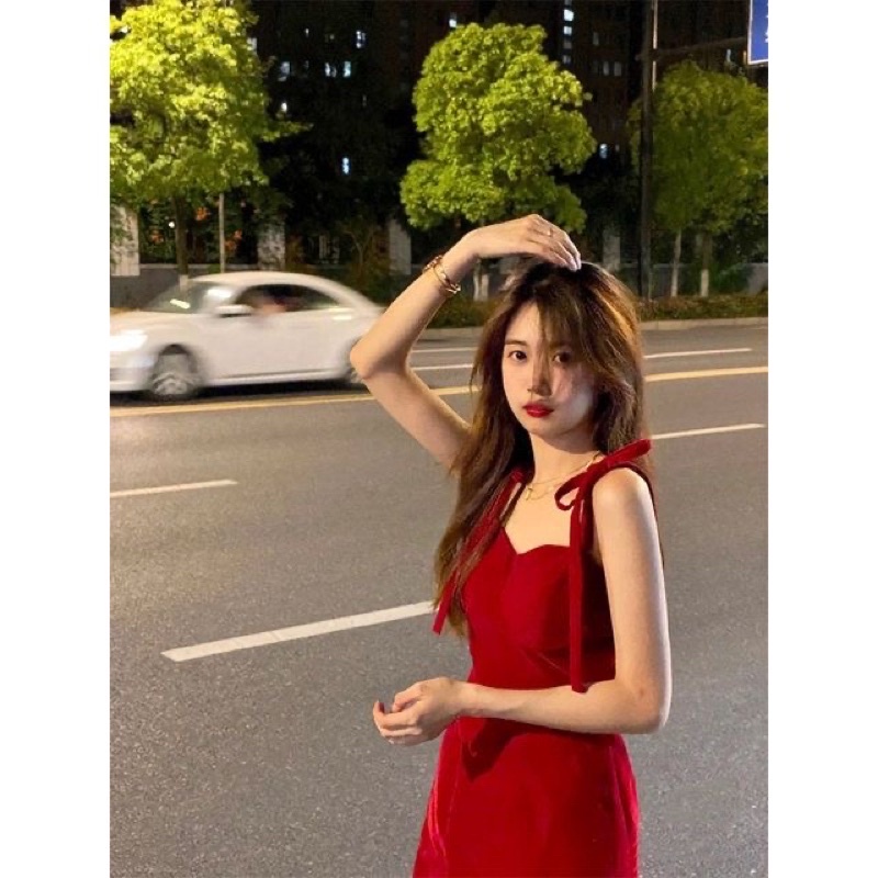 Váy nhung đỏ hai dây sang chảnh