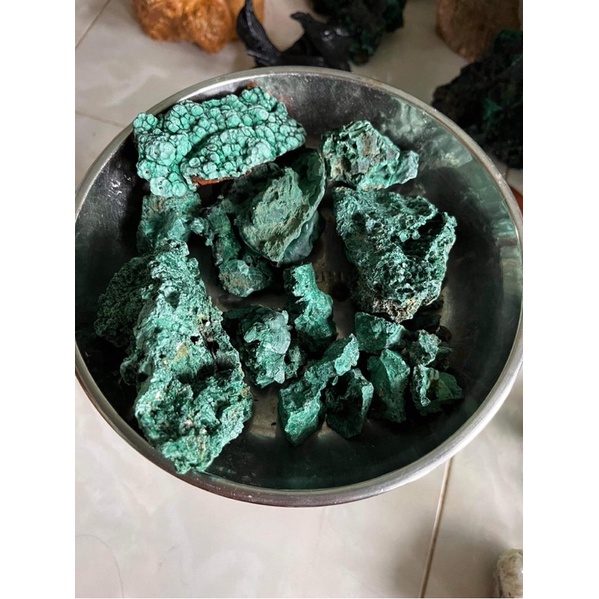 Đá thô màu xanh lá thẫm (malachite- lông công)