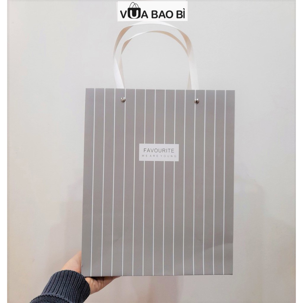 Túi đựng quà họa tiết kẻ hình chữ nhật trang nhã-Vua Bao Bì, túi quà quai dây đai chắc chắn