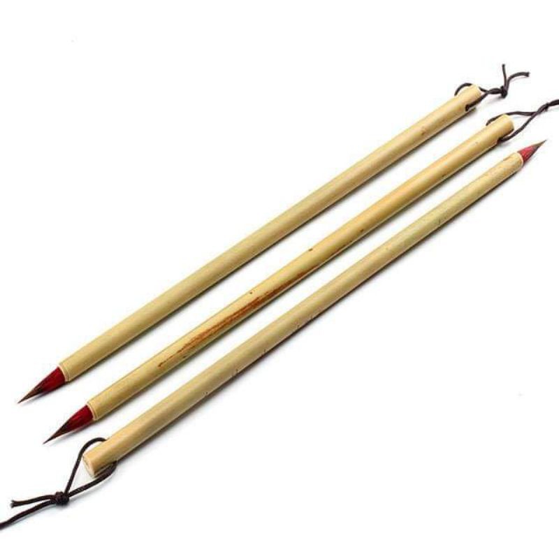 Bút lông tiểu hồng mao- Cán bút: cán tre. Lông bút: lông đuôi chim- Tổng chiều dài 24cm- Xuất phong 1.8cm