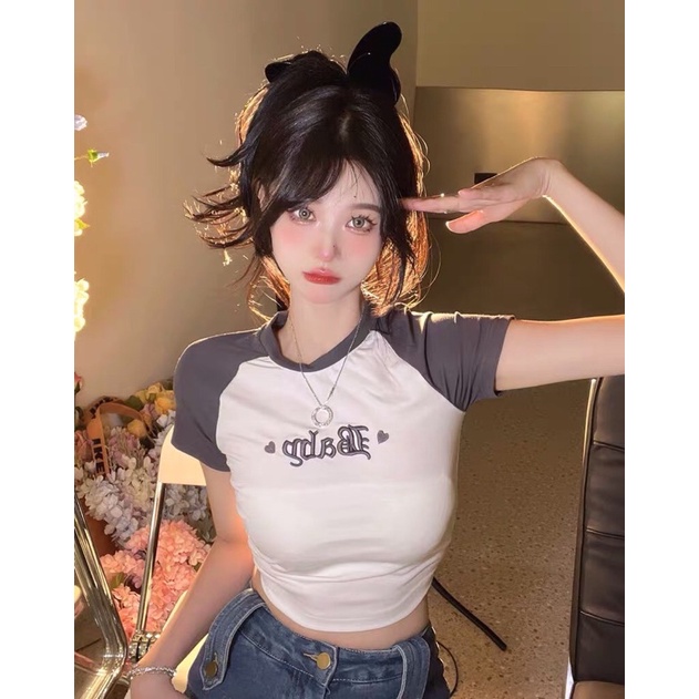 Áo thun croptop tay ngắn thêu chữ phong cách thể thao