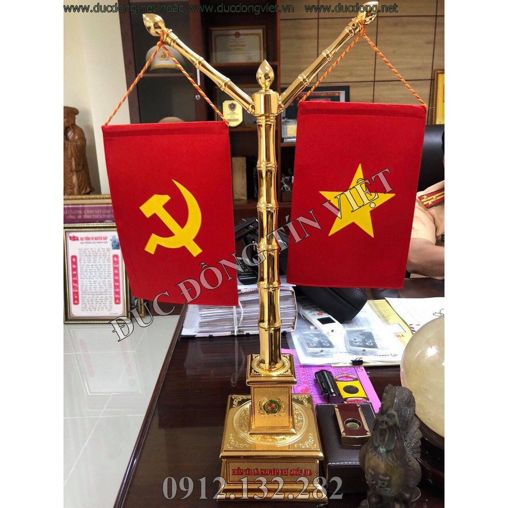 Cột cờ bằng đồng đặt trên bàn làm việc