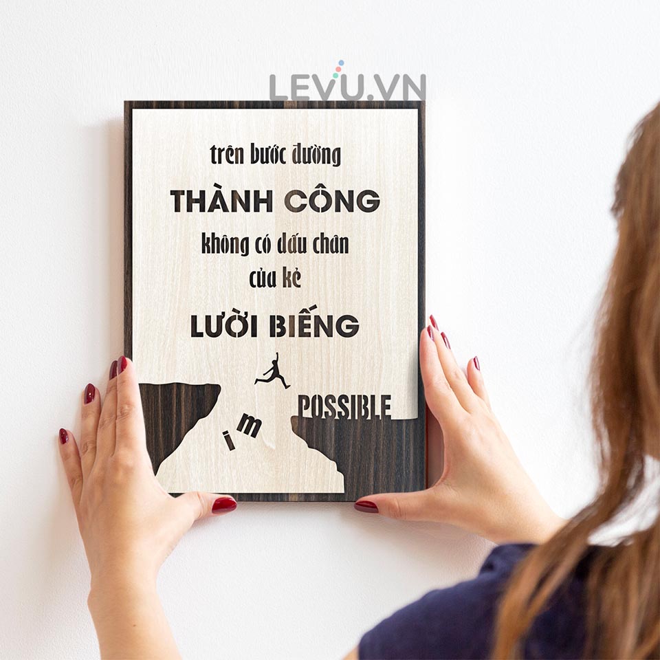 Tranh văn phòng LEVU013 "Trên bước đường thành công không có dấu chân của kẻ lười biếng"