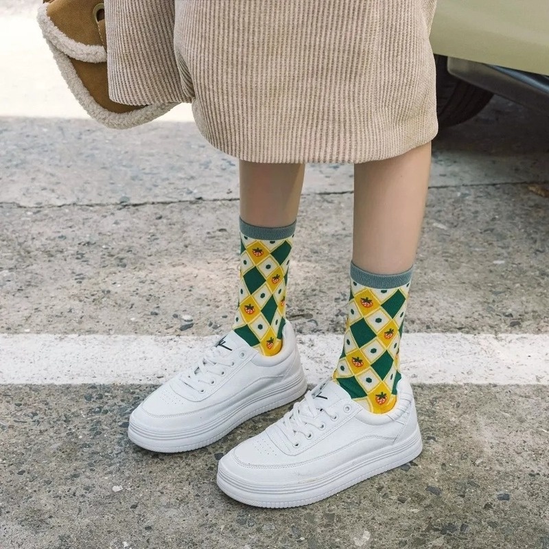 Đôi tất chân thêu hoa thời trang cho nữ