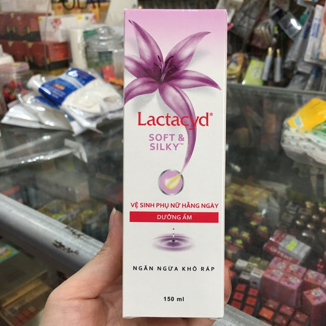 Dung dịch vệ sinh phụ nữ dưỡng ẩm Lactacyd Soft and Silky 150ml