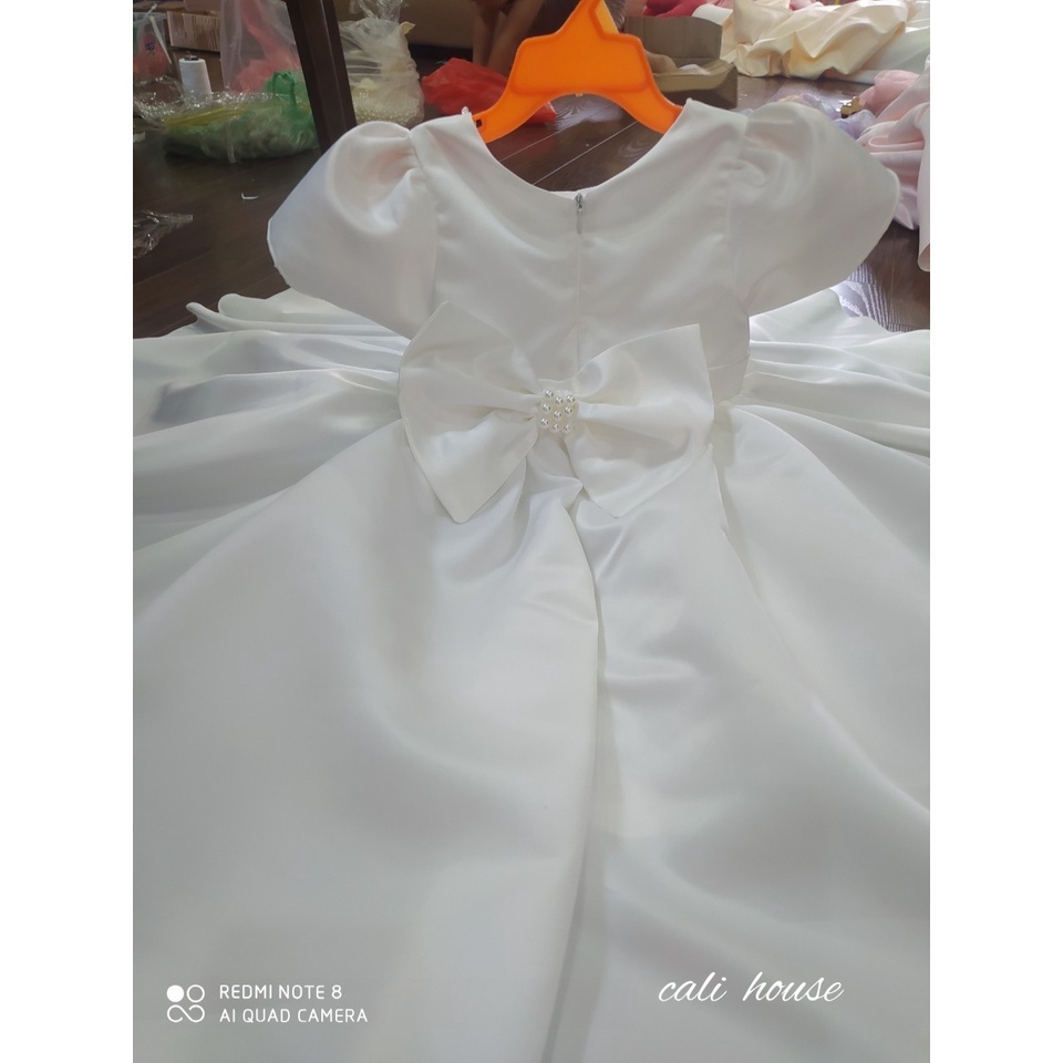 Đầm váy công chúa cho bé gái, kiểu dáng váy baby doll cho bé gái với mầu váy trắng cho bé.