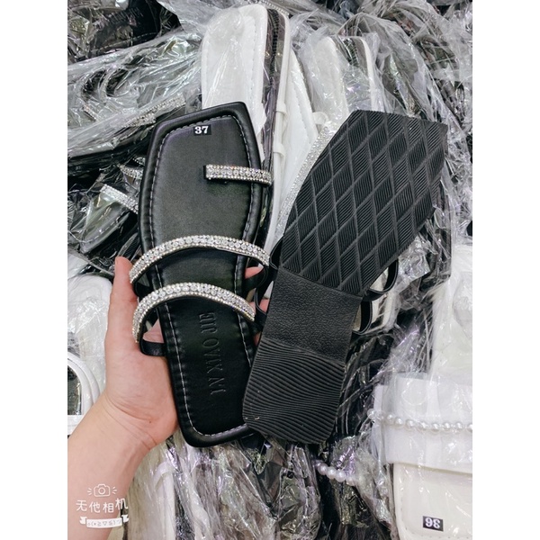 dép bệt kiểu 3 dây đính hạt quá xinh. nền da mang bao êm. nắng mưa đều mang được. cam kết như hình. ( hình tự chụp )