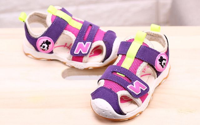 Giày sandal màu tím bít đầu cho bé gái