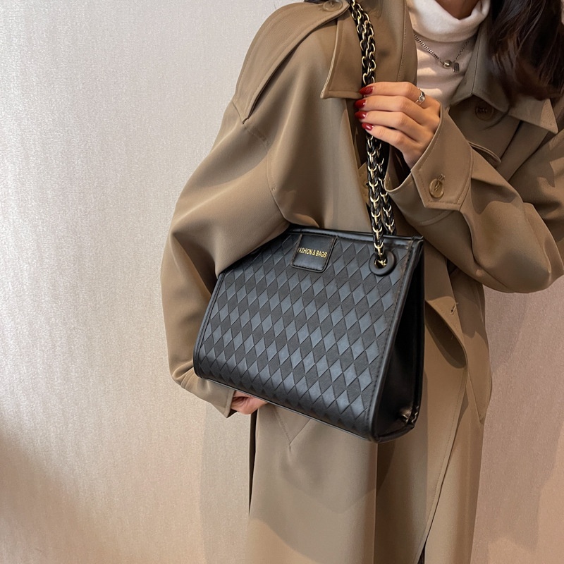 Túi Xách Đính Đá Phối Dây Xích Thời Trang