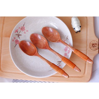 Muỗng Gỗ Ăn Cơm Phong Cách Nhật Bản Thìa Soup 18.5 x 3.6 Màu Sáng Và Màu Nâu Có Dây