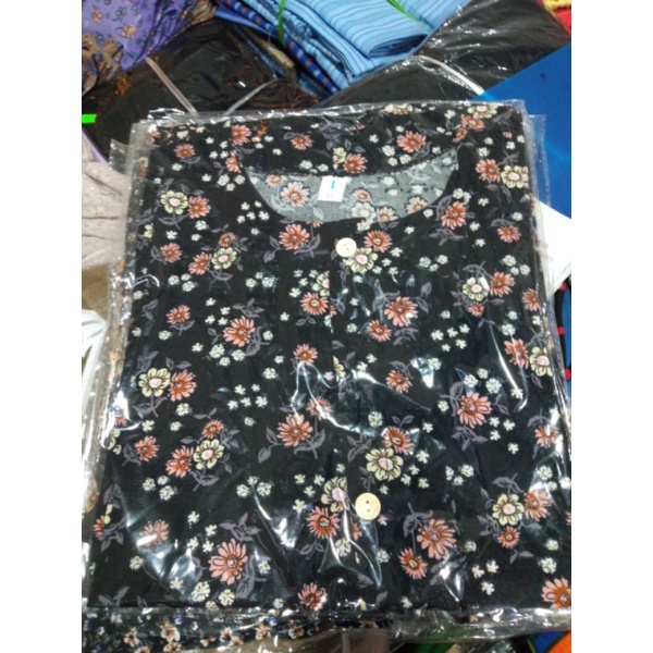 Áo lanh hoa cài cúc cộc tay có túi bà già