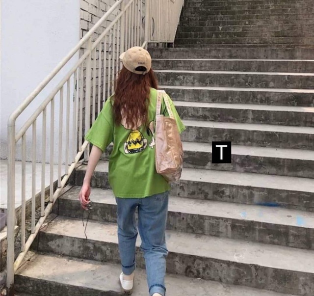 Áo phông cậu bé áo vàng và cún con quay lưng DTR0719