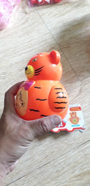 Con lật đật hình chú Gấu bằng nhựa có nhạc và đèn Led tặng kèm pin