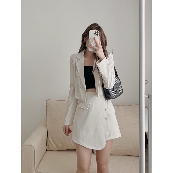 Set áo blazer dài tay dáng croptop và quần váy chữ A cúc bọc vạt lệch